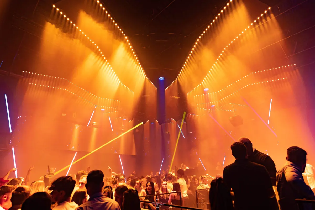 La grande salle du Zip Club à Vannes, piste pleine sous les rampes LED orange