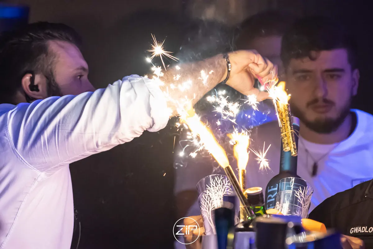 Le staff du Zip Club allume les fontaines d'un service bouteille